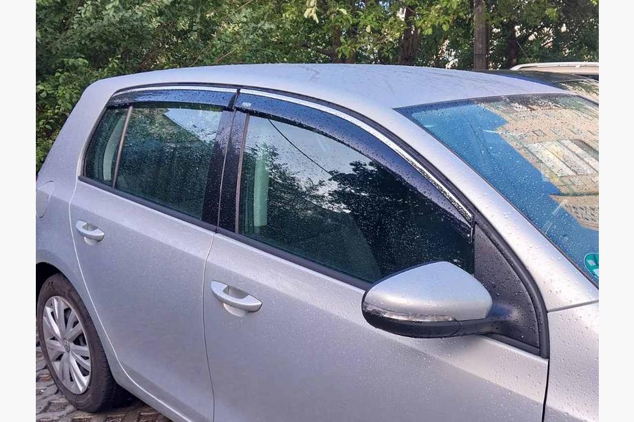 Volkswagen Golf 6 2008–2014 Vetrni deflektorji oken s kromirano letvijo Niken (HB, 4 kosi) Image