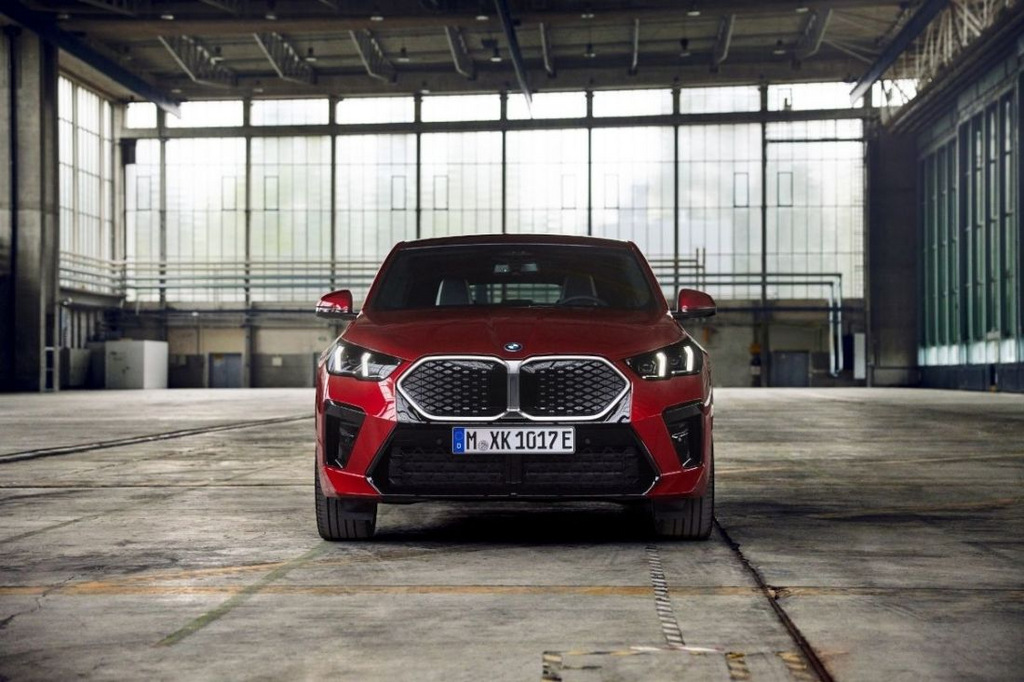 Električni kompaktni crossover BMW iX2