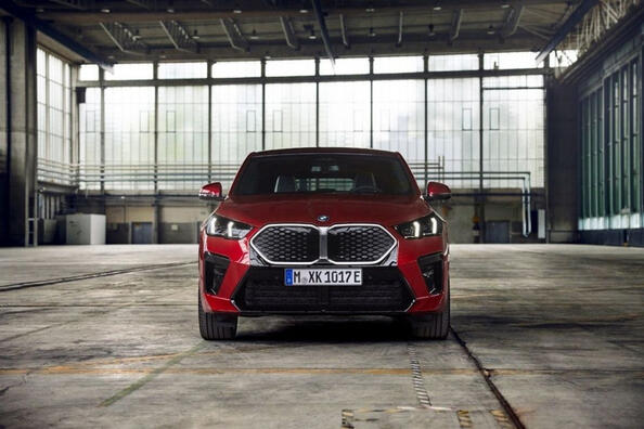 Električni kompaktni crossover BMW iX2