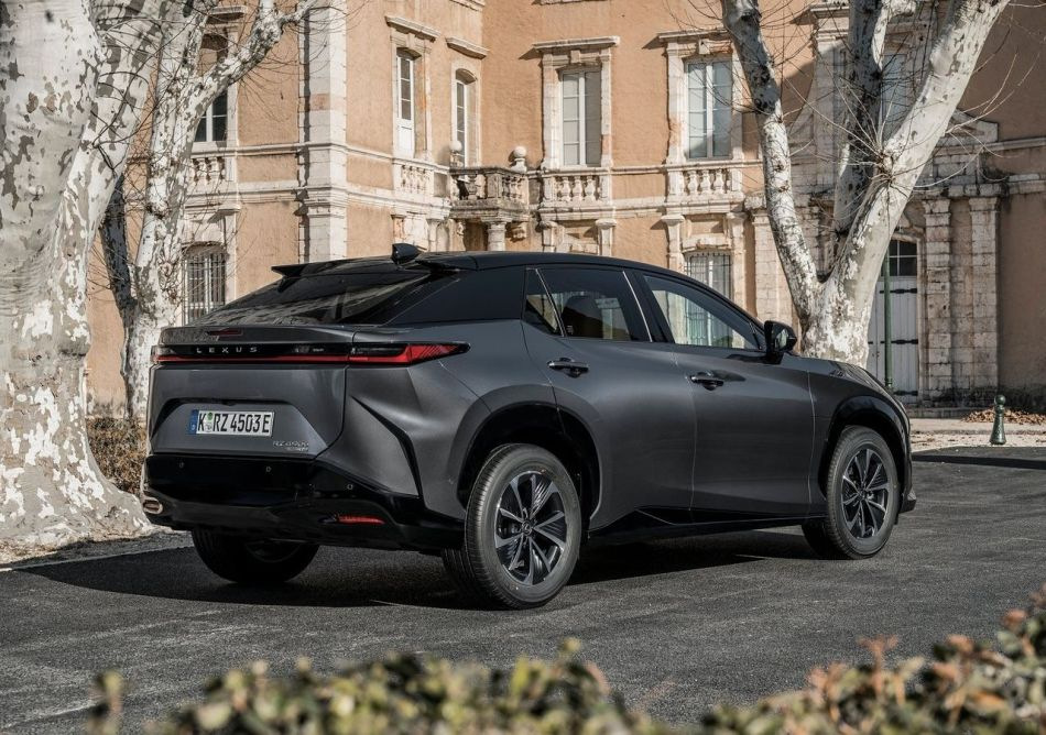 Električni crossover Lexus RZ je dobil cenovno dostopnejšo različico – 300e