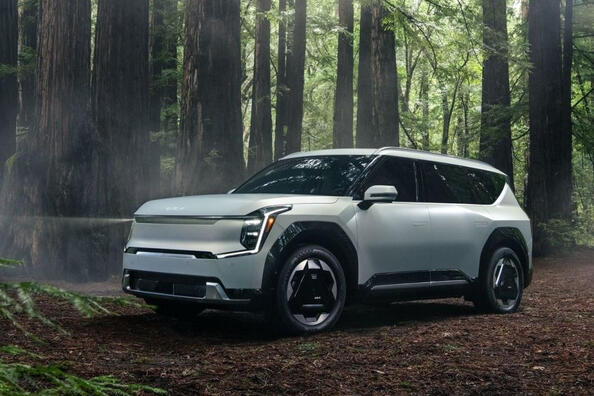 Sedemsedežni električni križanec Kia EV9