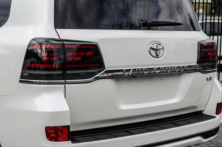 Toyota Land Cruiser 200 2007–2021 Zadnje luči 2016-2021 (Sequential Red Plus) Fotografija 1