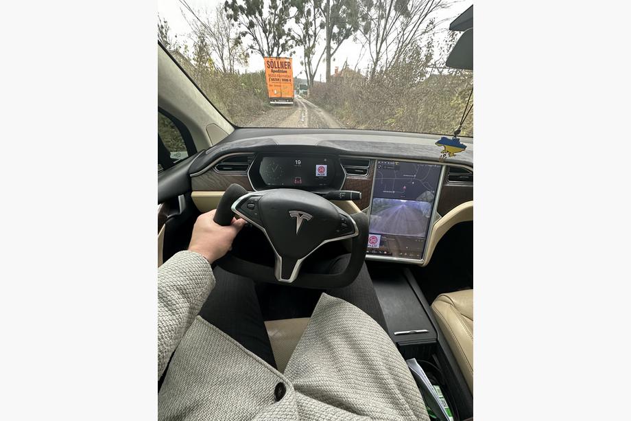Tesla Model X 2015– Volan šturval (Alcantara, z gretjem) Fotografija 2