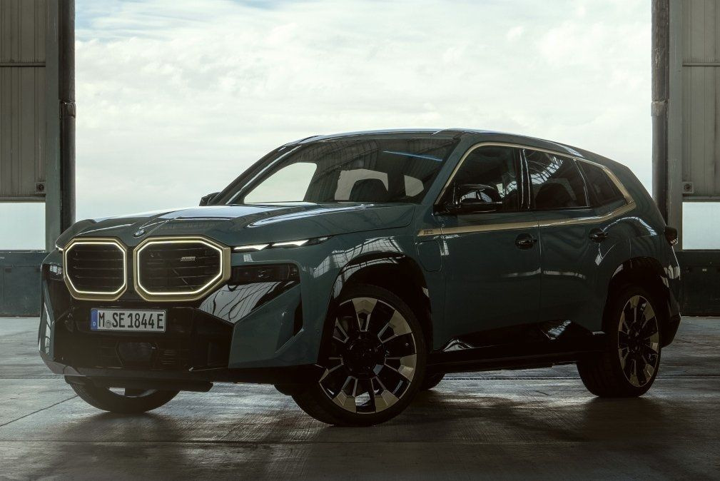 BMW XM: hibridni luksuzni štirikolesno gnani crossover