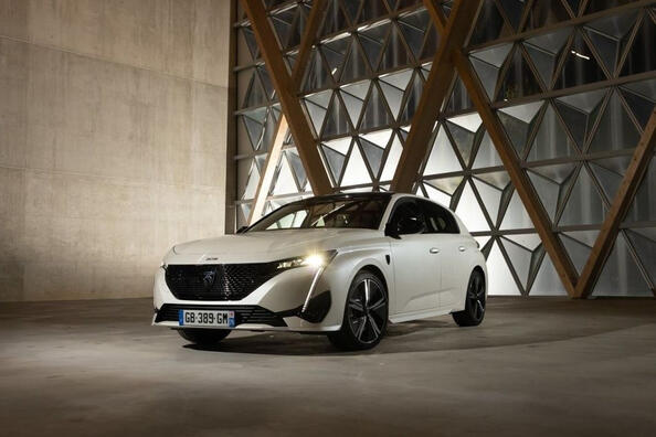 Pregled kompaktne električne kombilimuzine Peugeot e-308