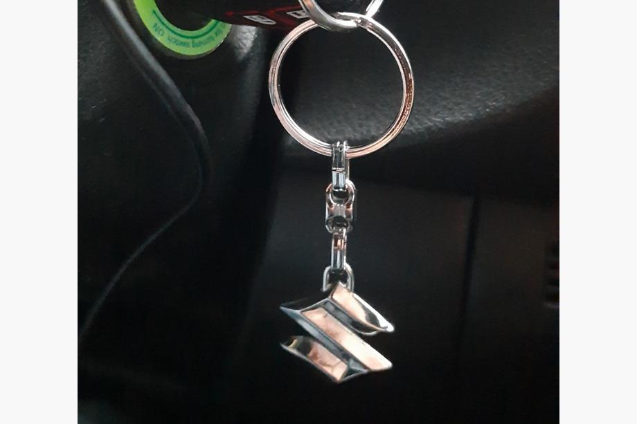 Suzuki Kovinski obesek za ključe z logotipom Suzuki Image