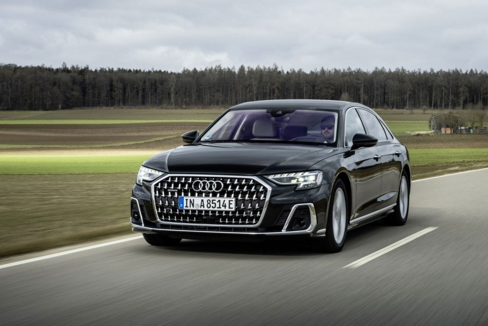 Test posodobljene štirikolesno gnane limuzine Audi A8