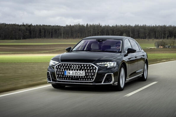 Test posodobljene štirikolesno gnane limuzine Audi A8