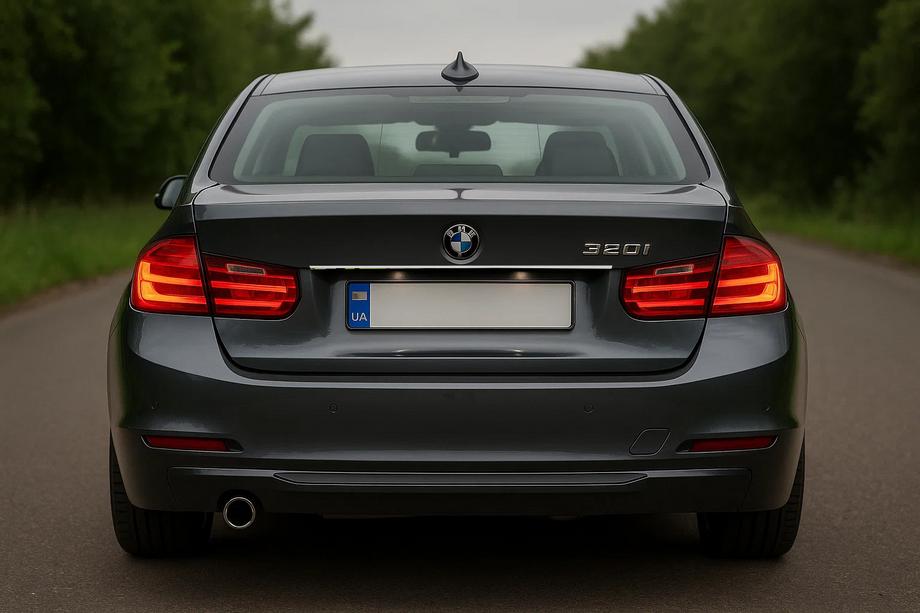 BMW serija 3 F30/F31 2012–2019 Letvica nad registrsko tablico (nerjavno jeklo) Limuzina (krom) Image