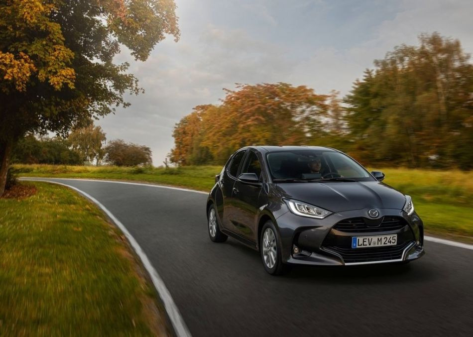 Pregled mestne kombilimuzine Mazda 2 Hybrid