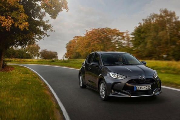 Pregled mestne kombilimuzine Mazda 2 Hybrid