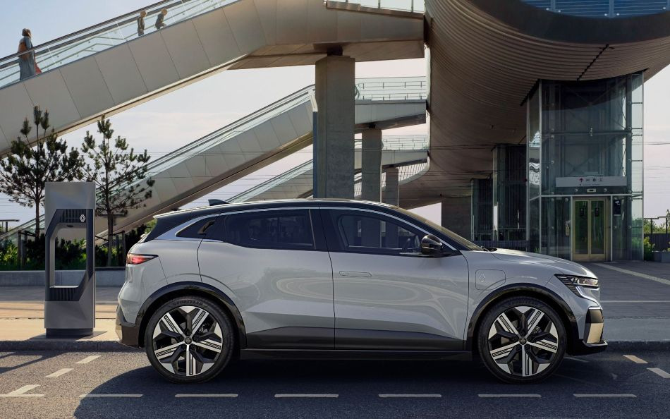 Pregled električnega kombilimuzine Renault Megane E-Tech