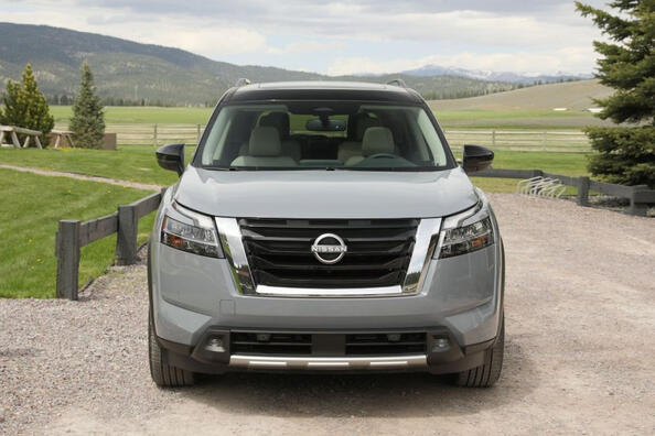 Pregled pete generacije SUV-ja Nissan Pathfinder