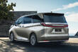 Pregled premijskega enoprostorca Lexus LM druge generacije fotografija 3