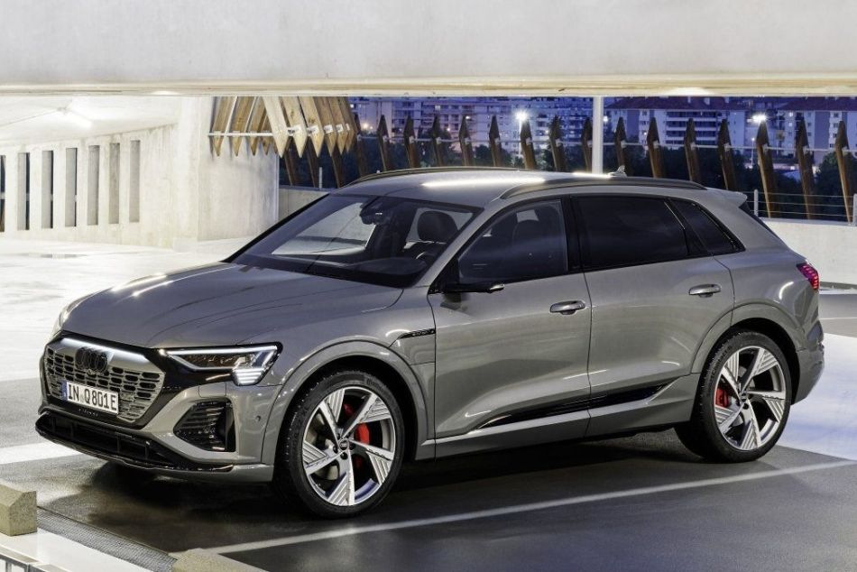 Električni križanec Audi Q8 e-tron s štirikolesnim pogonom