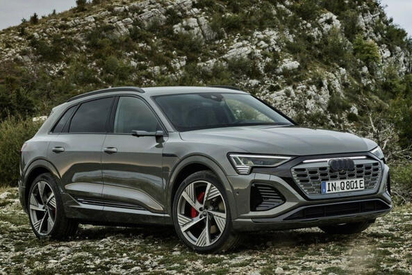 Električni križanec Audi Q8 e-tron s štirikolesnim pogonom