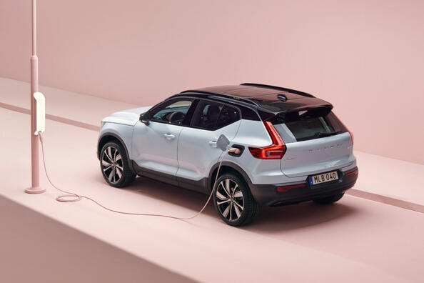 Električni križanec s štirikolesnim pogonom Volvo XC40 Recharge