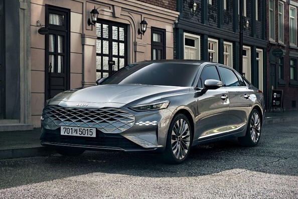 KIA K8: paradna limuzina z ambicijami