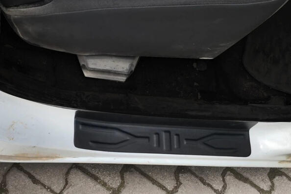 Kako pravilno namestiti plastične obloge pragov na avtomobil
