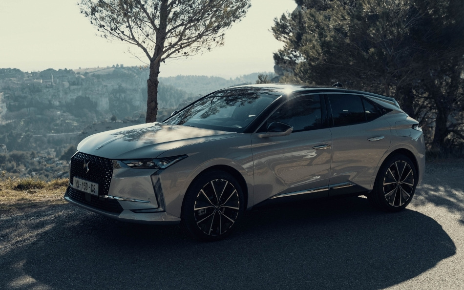 DS 4 druge generacije: stilski in praktičen crossover-hatch