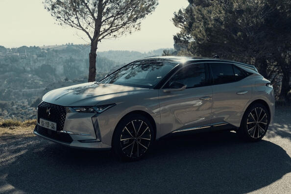 DS 4 druge generacije: stilski in praktičen crossover-hatch