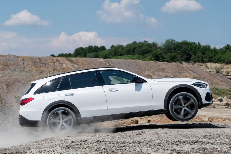 Mercedes-Benz C-Class All-Terrain: test povišanega karavana za lažji teren