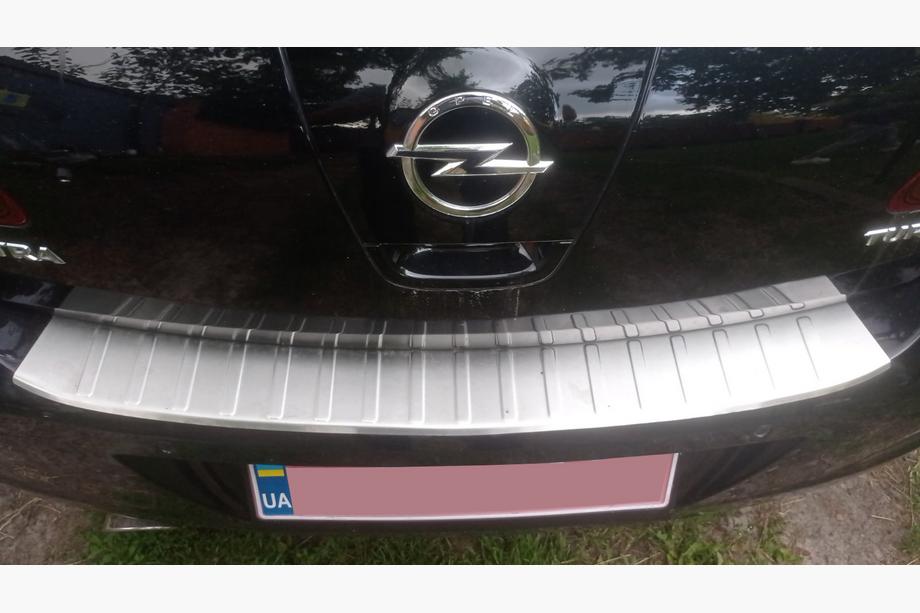 Opel Astra J 2009–2015 Zaščitna letvica zadnjega odbijača Carmos (HB) (nerjavno jeklo) Image