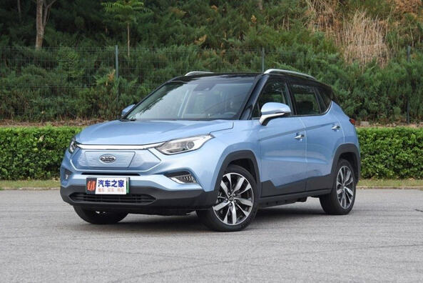 JAC iEVS4: pregled električnega kompaktnega križanca