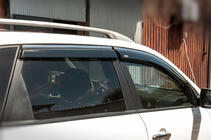 Kia Sorento II XM 2009–2014 Vetrni deflektorji oken s kromirano letvico (4 kos, Niken) fotografija 2