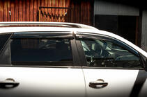 Kia Sorento II XM 2009–2014 Vetrni deflektorji oken s kromirano letvico (4 kos, Niken) fotografija 3