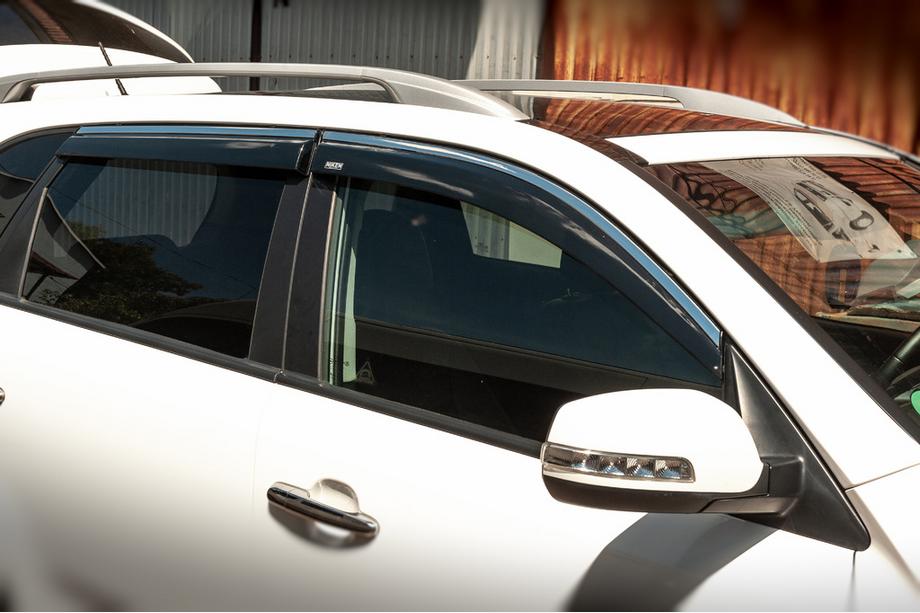 Kia Sorento II XM 2009–2014 Vetrni deflektorji oken s kromirano letvico (4 kos, Niken) Image