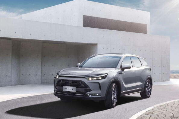BAIC X7: eleganten tekmec v segmentu srednje velikih križancev
