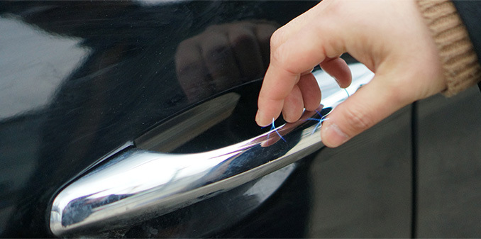 Zakaj avto včasih strese z elektriko?