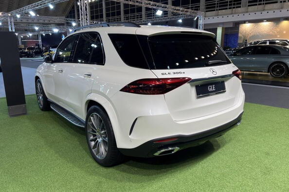 Mercedes-Benz GLE 2023: prenovljeni vodilni med SUV-ji Fotografija 4