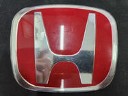 Honda Emblem (rdeč, samolepilen) Znižano 113 mm na 93 mm (razmik med pritrdilnimi točkami 50 mm) fotografija 1