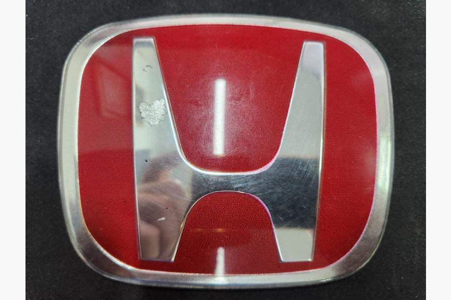 Honda Emblem (rdeč, samolepilen) Znižano 113 mm na 93 mm (razmik med pritrdilnimi točkami 50 mm) Image