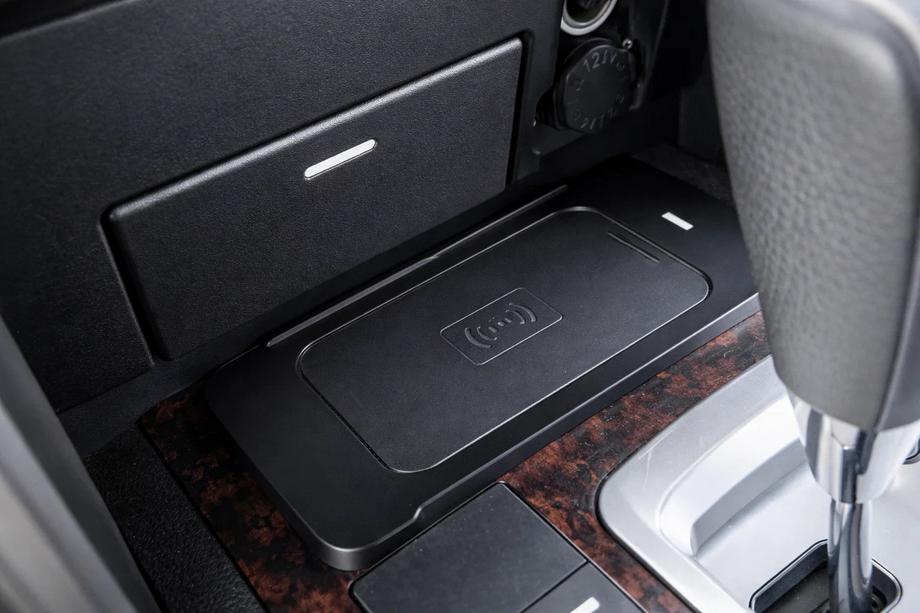 Toyota Land Cruiser 200 2007–2021 Komplet za brezžično polnjenje telefona (2007-2015) Image