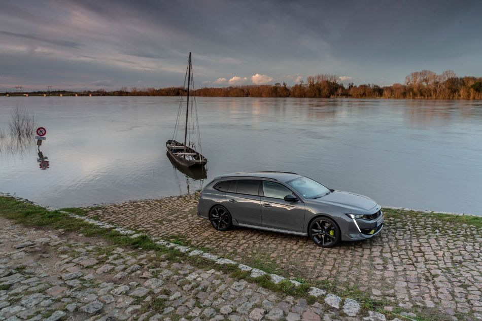 Test 360-konjskega hibridnega karavana Peugeot 508 SW PSE