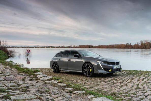 Test 360-konjskega hibridnega karavana Peugeot 508 SW PSE Fotografija 1