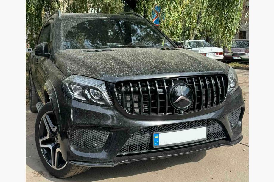 Mercedes GL/GLS razred X166 2012–2019 Sprednja emblema pod steklom, črn okvir A0008880111 (za GLS) Image