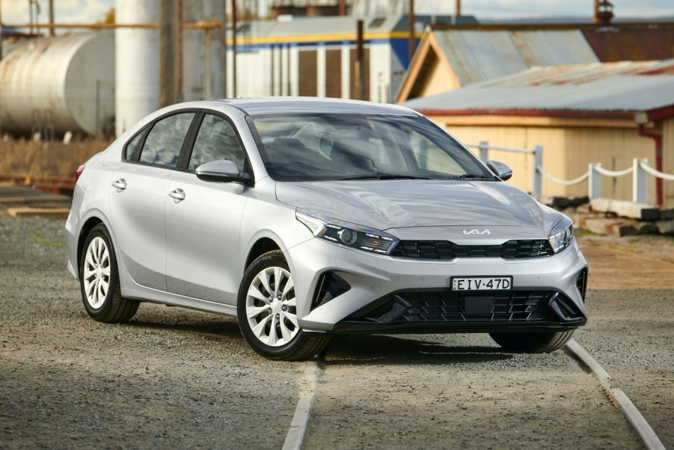 Pregled elegantne in praktične mestne limuzine KIA Cerato