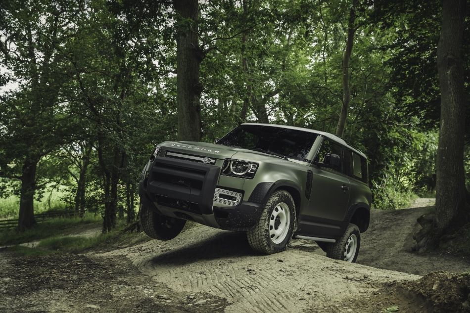 Land Rover Defender 90: pregled trivratnega terenca