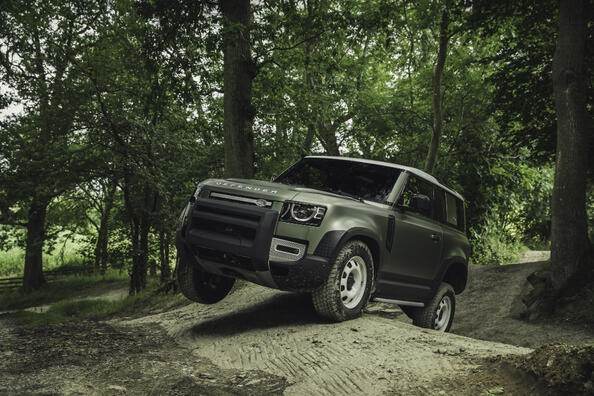 Land Rover Defender 90: pregled trivratnega terenca