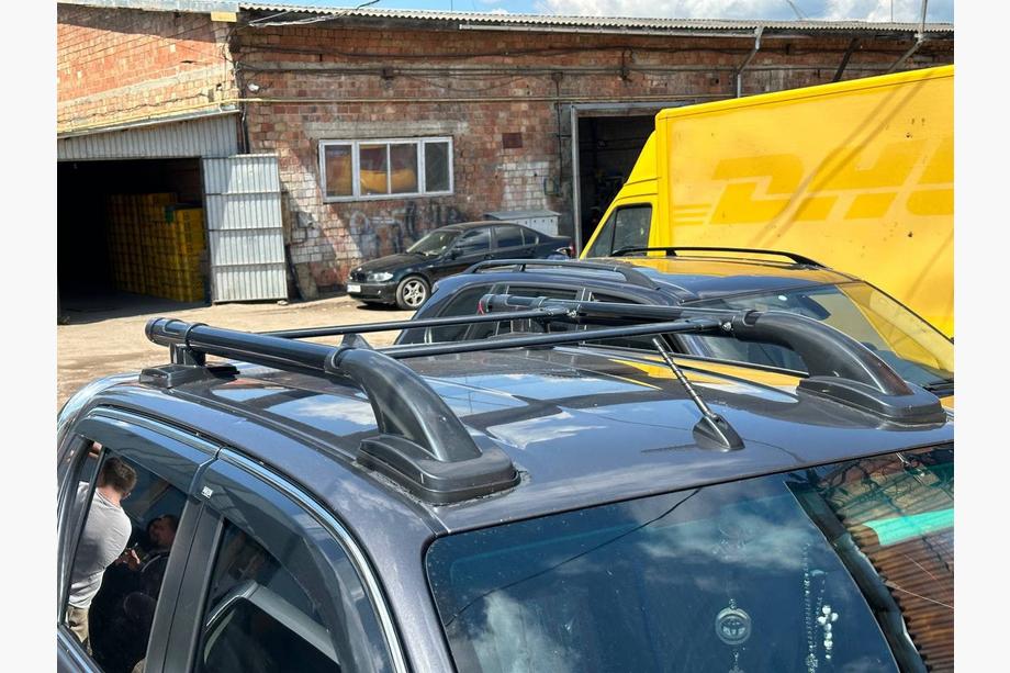 Toyota Hilux 2015– Strešni relingi Shark (s prečko) Image