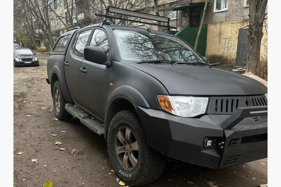 Mitsubishi L200 2015–2024 Stranske stopnice Dakar V2 z LED (2019+, 2 kosa, kovina) Fotografija 3