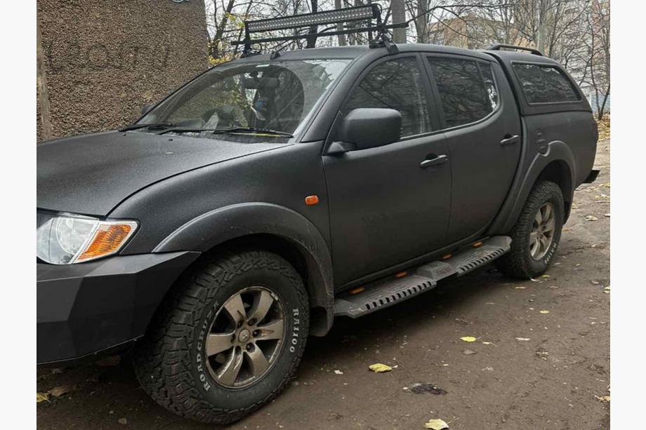 Mitsubishi L200 2015–2024 Stranske stopnice Dakar V2 z LED (2019+, 2 kosa, kovina) Fotografija 2