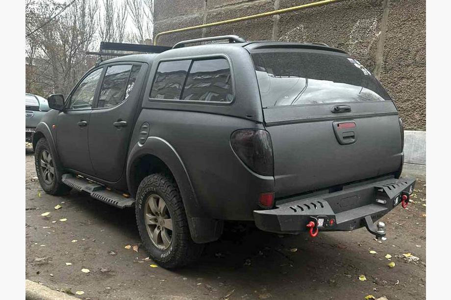 Mitsubishi L200 2015–2024 Stranske stopnice Dakar V2 z LED (2019+, 2 kosa, kovina) Fotografija 4
