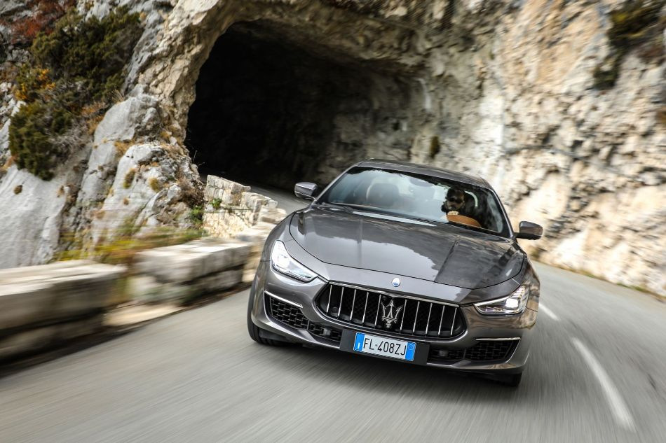 Pregled visokozmogljive italijanske limuzine Maserati Ghibli