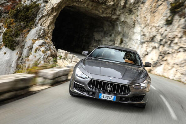 Pregled visokozmogljive italijanske limuzine Maserati Ghibli