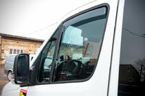 Mercedes Sprinter W906 2006–2018 Vetrni deflektorji za okna, vstavljivi (polprosojni, 2 kos, Cagatay) fotografija 6